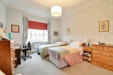 Bedroom 1_1.jpg