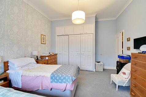 Bedroom 1_2.jpg