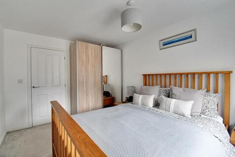Bedroom 1_2.jpg