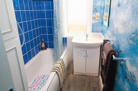 flat 1 bathroom.jpg
