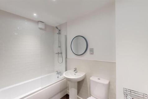 28 Drapers Rise Bathroom.jpg