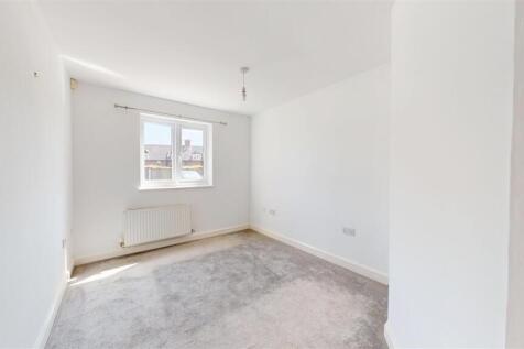 Priors Court Flat 3 Bedroom One.jpg