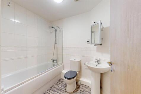 Priors Court Flat 3 Bathroom.jpg