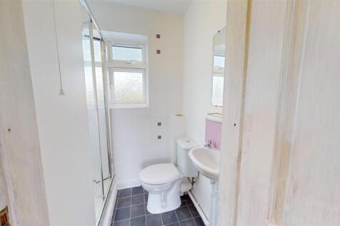Oakfield Road 50 Ensuite.jpg