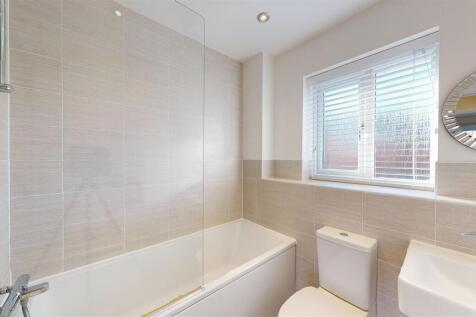 Hendrick Crescent 37 Bathroom.jpg