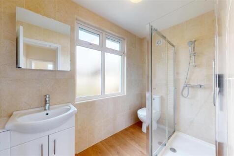 Hafren Road 24 Bathroom.jpg