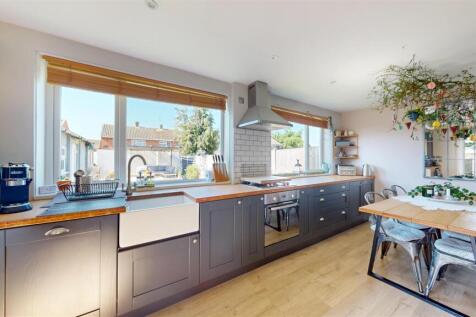 Combermere Drive 5 Kitchen 2.jpg