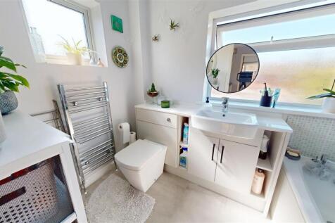 Combermere Drive 5 Bathroom 2.jpg