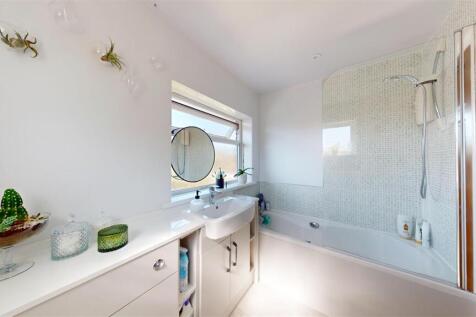 Combermere Drive 5 Bathroom.jpg