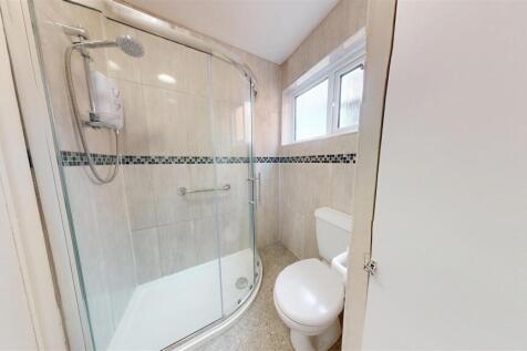 Weir Road 3 Bathroom.jpg