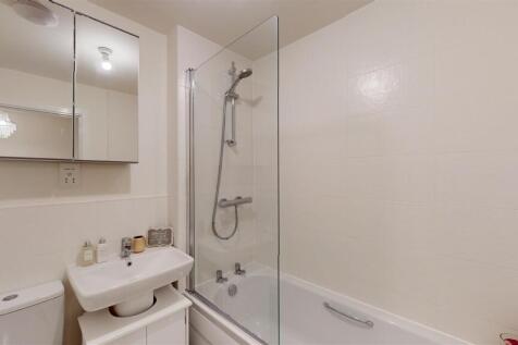 Gardeners Place 105 Bathroom.jpg