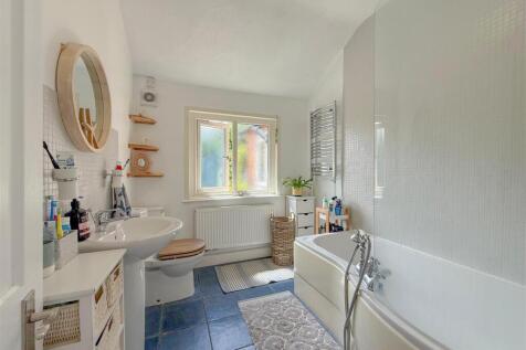 Grange Lane 19 Bathroom.jpg