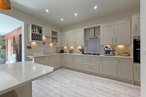 Kitchen 2.jpg