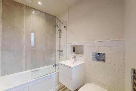 The Old Glassworks 5 Bedroom One En Suite Bathroom