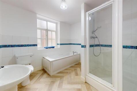 School Gardens 2, Flat 2 Bathroom.jpg