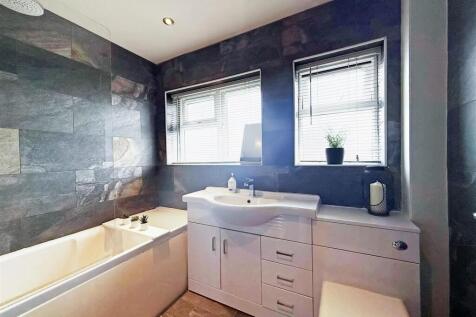 Family Bathroom 2.jpg