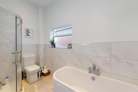 Hereford Road 79 Bathroom.jpg