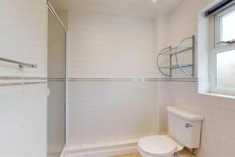 8 Nursery Meadows, Master Ensuite.jpg