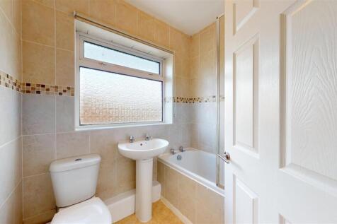 Stretton Close 18 Bathroom.jpg