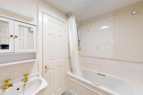 14 Watergate Mansions, Bathroom.jpg