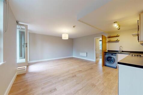 Benbow Quay 22 Living Area.jpg