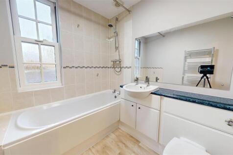Benbow Quay 22 Bathroom.jpg