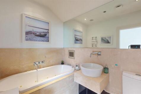 The Woodlands, Flat 7 Bathroom.jpg