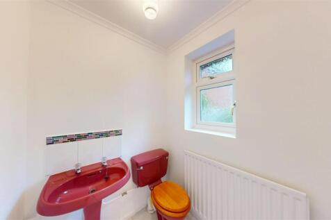 Saxon Court 2, Toilet.jpg