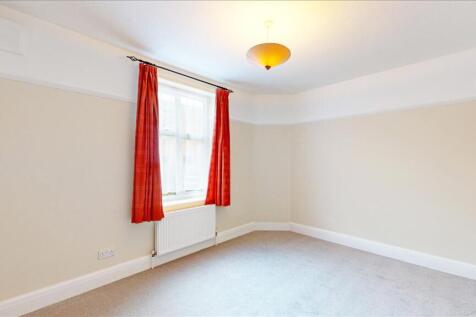 Riverside Close 7 Bedroom One.jpg