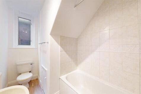 Riverside Close 7 Bathroom.jpg