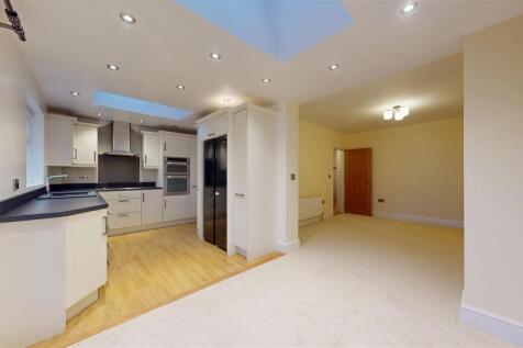 Wellmead Road 5 Kitchen Dining area.jpg