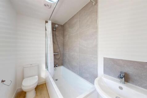 Sunnybank Road 35 Bathroom.jpg