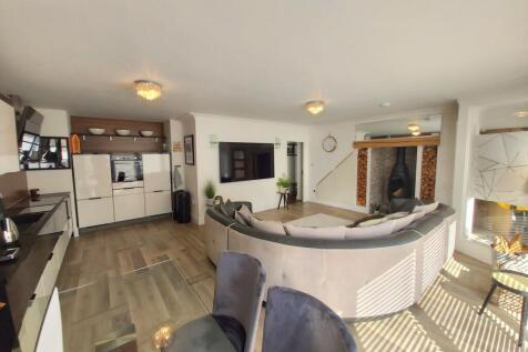 Living Room/Kitchen/Dining Area