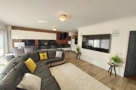 Living Room/Kitchen/Dining Area