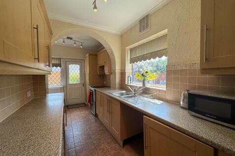 https://apollo.street.co.uk/street-live/tr:pr-true,n-property_small_fill_crop/properties/general/30917805/IMG_4155.jpeg