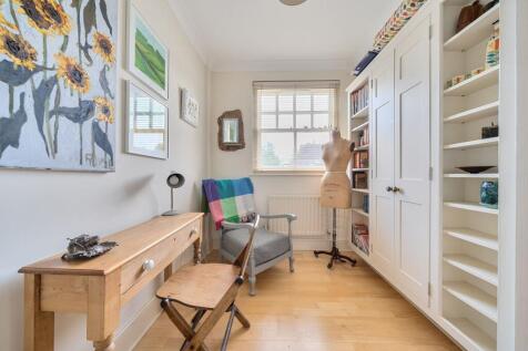 Bedroom (Front Right)