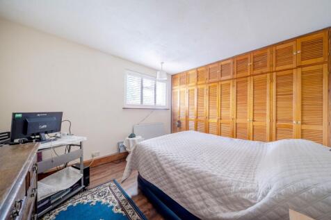 BEDROOM 1 :  (Front)