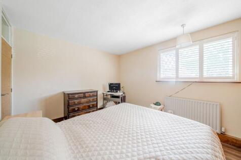 BEDROOM 1 :  (Front)
