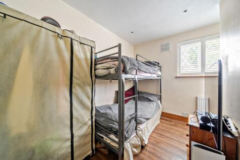 BEDROOM 3 :  (Front)