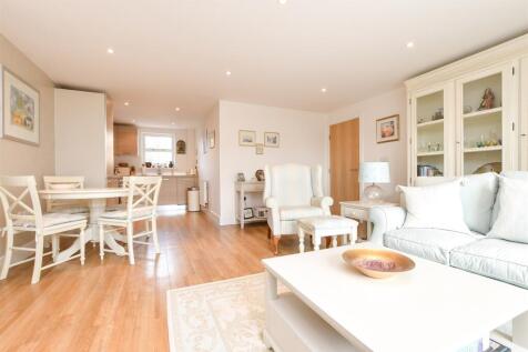 Lounge/Dining Area