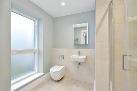 En Suite to Bedroom 3