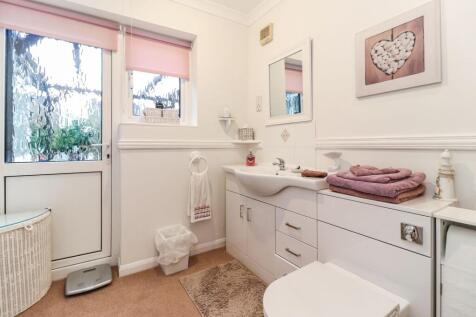 GROUND FLOOR SHOWER ROOM