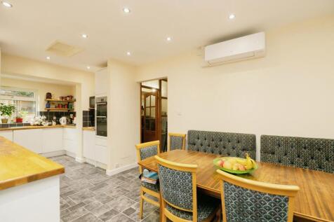 Kitchen/Dining Area