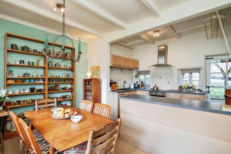 Kitchen/Dining Area