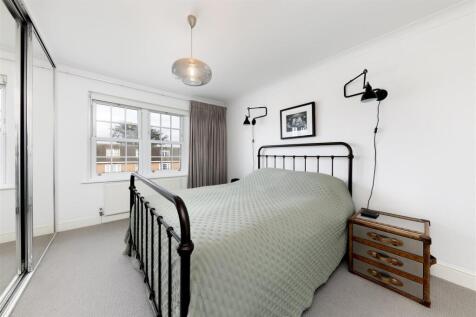 Thaxted Place 8- bed (3).jpg