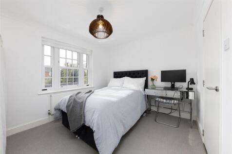 Thaxted Place 8- bed.jpg
