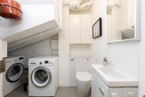 Thaxted Place 8- bath.jpg