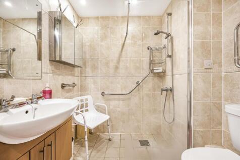 Bathroom (Shower Roo