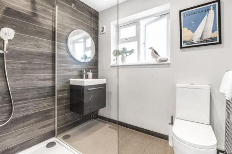 Bathroom (Shower Roo