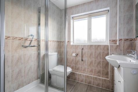 Bathroom (Shower Roo